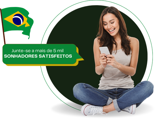 Cliente satisfeita usando o celular